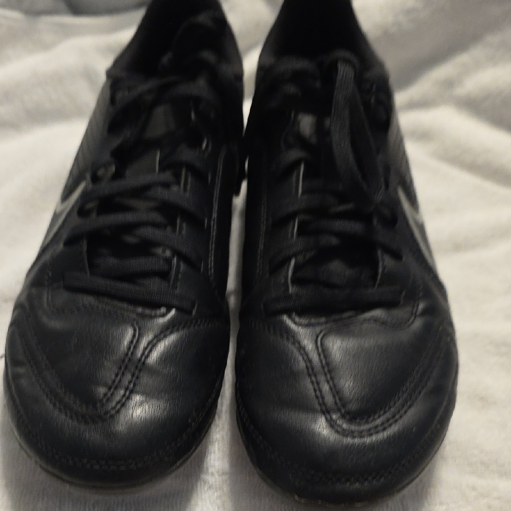 Women's Nike Tiempo Legend 9 club  black cleats.